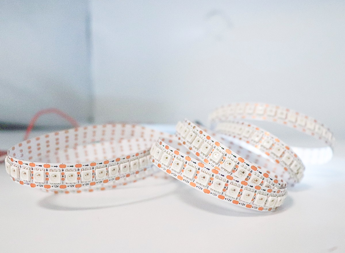 內(nèi)置WS2815 5050RGB  144燈 12V 點(diǎn)單電控?cái)帱c(diǎn)續(xù)傳