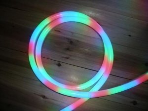 LED燈條的安裝非常簡(jiǎn)單